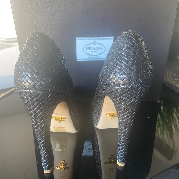 GENTLY WORN ELEGANT AND CLASSIC Prada Black Leather Pumps - Size 36/6 - Picture 4 of 8